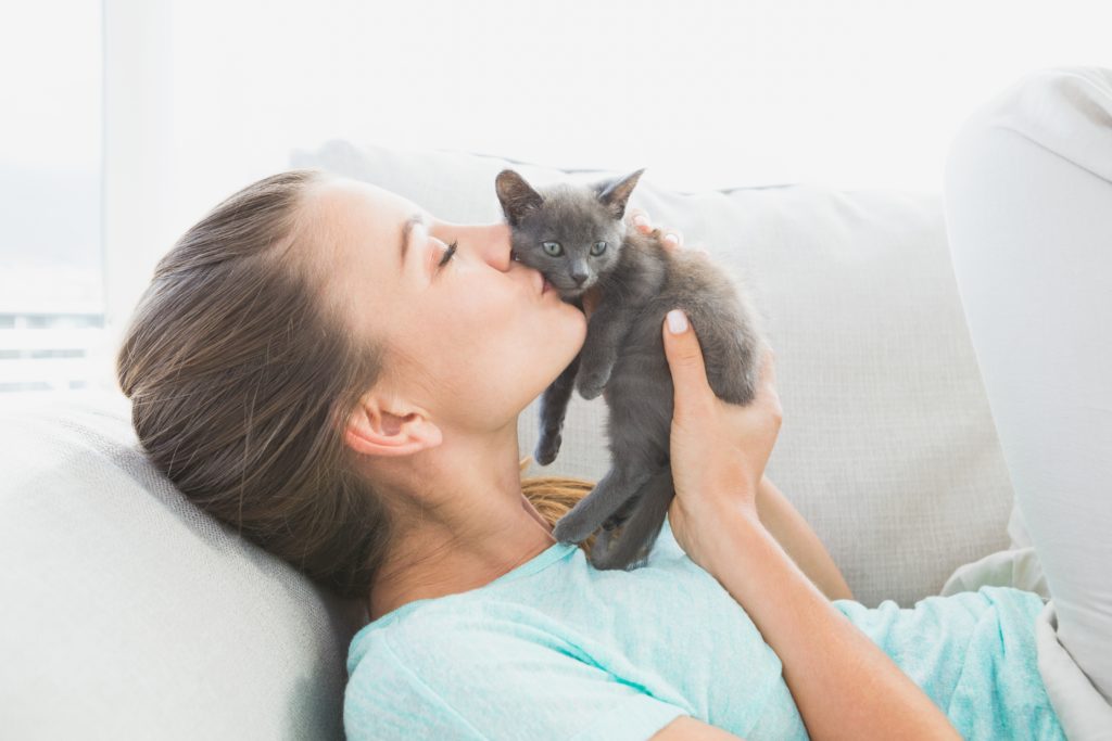 Kitten Kisses! Frau küsst Kitten