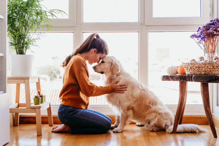 Hund og ejer krammer hinanden Hundeluftning under karantæne